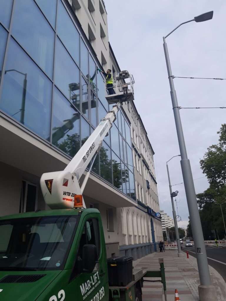 mycie okien w biurze