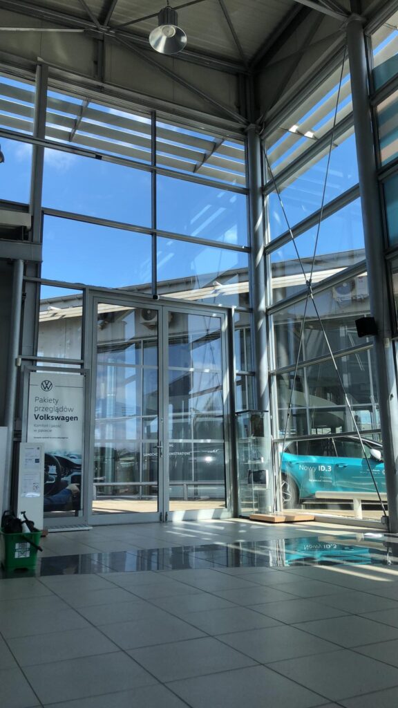 mycie przeszklen w salonie samochodowym