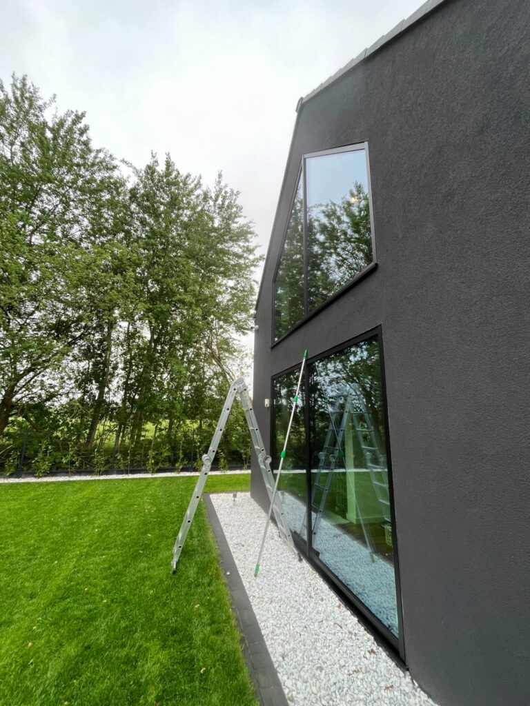 Mycie okien w domku prywatnym