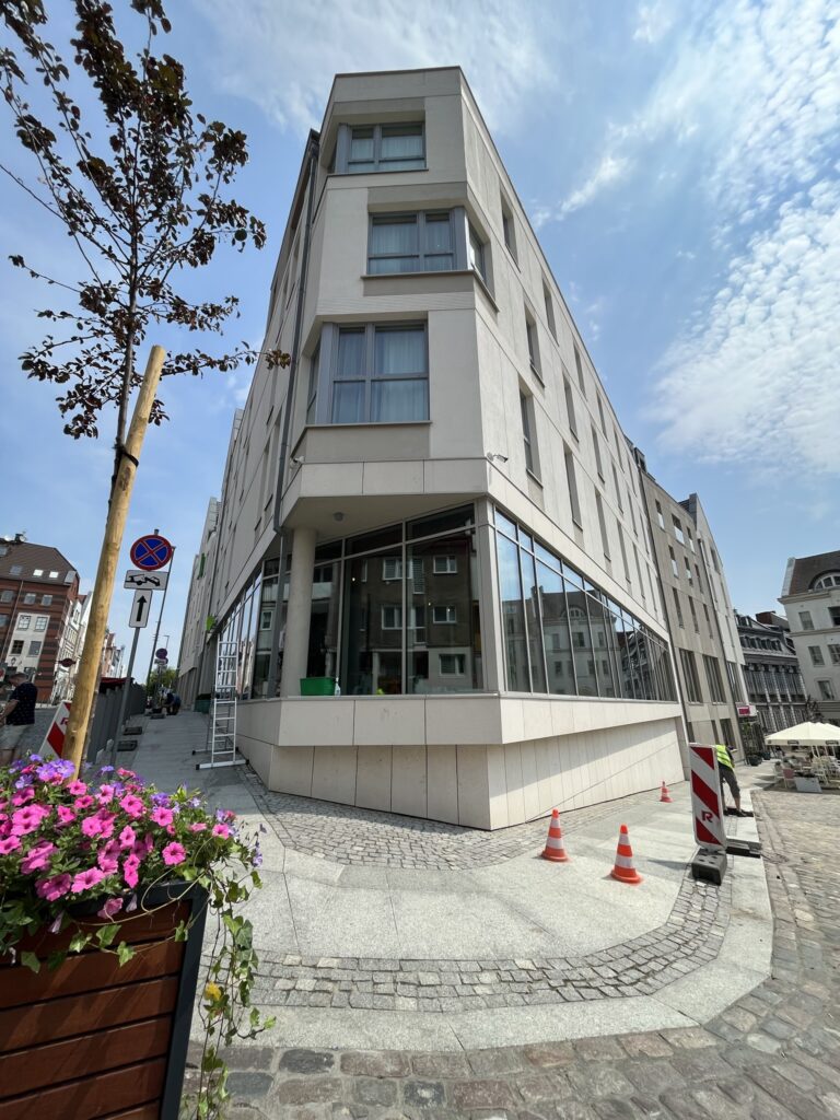 mycie okien w hotelu